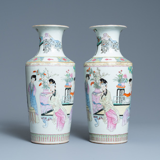 Een paar Chinese famille rose vazen, Republiek