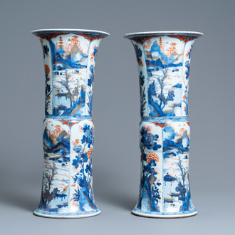 Een paar Chinese Imari-stijl 'gu' vazen, Kangxi