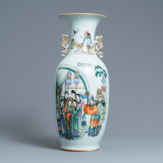 Een Chinese famille rose vaas met tweezijdig decor, 19/20e eeuw