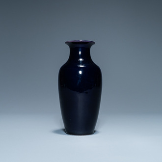 Een Chinese monochrome aubergine-geglazuurde vaas, Kangxi