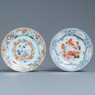Een Chinees famille rose 'antiquiteiten' bord en een bord met een rolschildering, Yongzheng