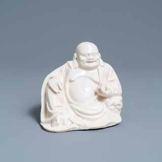 Een Chinese Dehua blanc de Chine figuur van Boeddha, 18/19e eeuw