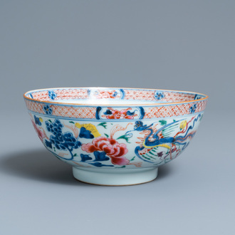 Een Chinese famille rose kom met feniksen, Qianlong
