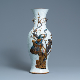 Een Chinese polychrome Nanking craquelé vaas met een pauw, Chenghua merk, 19e eeuw