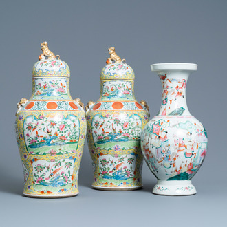 Een paar Chinese Canton famille rose vazen met gele fondkleur en een vaas met krijgers, Qianlong merk, 19e eeuw