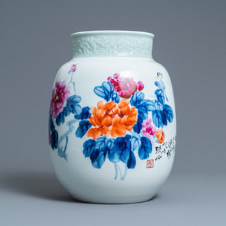 Een Chinese vaas met floraal decor, gesign. Wang En Huai, gedateerd 1997