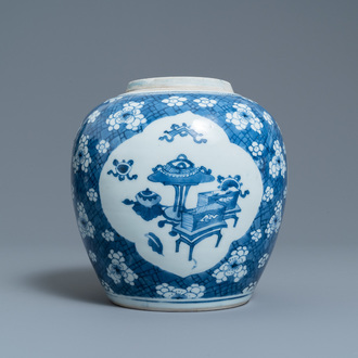Een Chinese blauw-witte pot met antiquiteiten, Kangxi