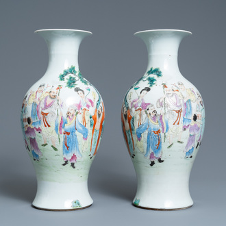 Een paar Chinese famille rose vazen, Qianlong merk, Republiek