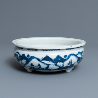 Een Chinese blauw-witte driepotige wierookbrander met figuren in een landschap, Kangxi