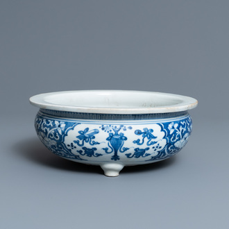 Een Chinese blauw-witte driepotige wierookbrander met antiquiteiten, Kangxi