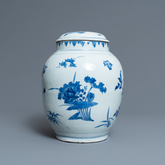 Een Chinese blauw-witte dekselvaas met floraal decor, Transitie periode