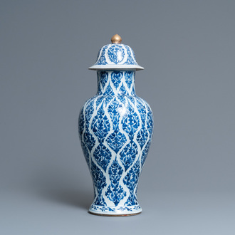 Een Chinese blauw-witte dekselvaas, Kangxi