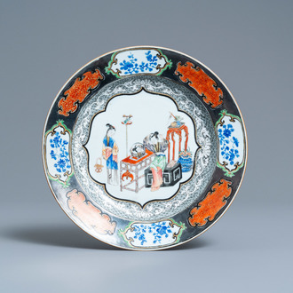 Een Chinees famille rose bord met pseudo-zilveren rand, Yongzheng