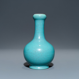 Een Chinese flesvormige vaas met robin's egg glazuur, Qianlong merk, 19/20e eeuw