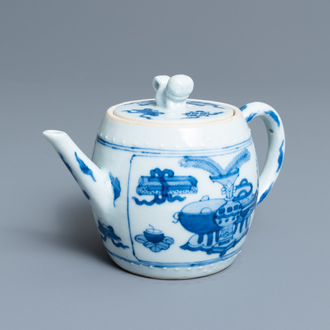 Een Chinese blauw-witte theepot met antiquiteiten, Kangxi
