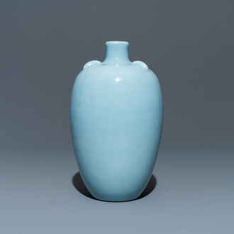 Een Chinese monochrome lavendelblauwe vaas, Yongzheng merk, Republiek