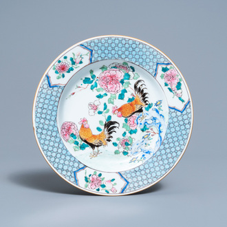 Een Chinees famille rose bord met twee hanen, Yongzheng
