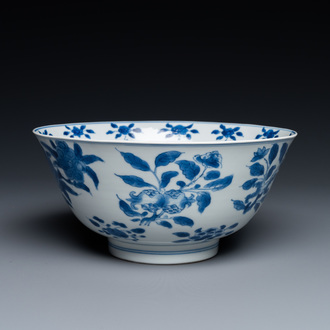 Een fijne Chinese blauw-witte 'sanduo' kom, Kangxi merk en periode