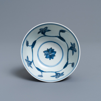 Een Chinese blauw-witte 'paleis' kom, Kangxi