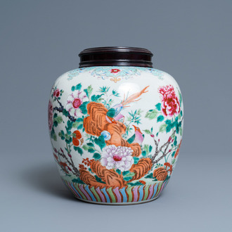 Een Chinese famille rose pot met fazanten, Qianlong