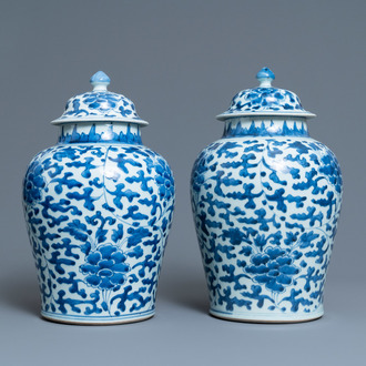 Een paar Chinese blauw-witte dekselvazen met pioenslingers, Kangxi