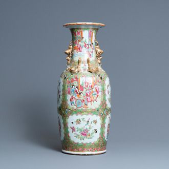 Een Chinese Canton famille rose vaas, 19e eeuw