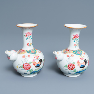 Een paar Chinese famille rose kendi met hanen, Qianlong