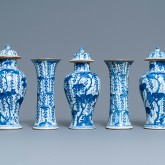 Een Chinees vijfdelig blauw-wit kaststel met druivenranken, Kangxi