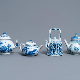 Vier Chinese blauw-witte theepotten met deksels, Kangxi