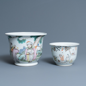 Twee Chinese qianjiang cai jardinières, 19/20e eeuw