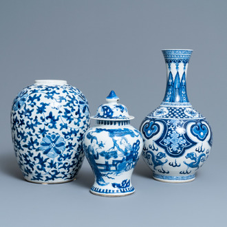 Drie Chinese blauw-witte vazen, 19e eeuw