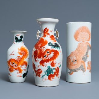Een Chinese ijzerrode hoedensteun en twee vaasjes met boeddhistische leeuwen, 19/20e eeuw