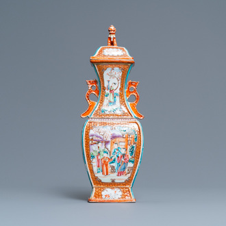 Een Chinese famille rose dekselvaas met mandarijns decor, Qianlong