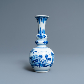 Een Chinese blauw-witte kalebasvaas met antiquiteiten, Kangxi