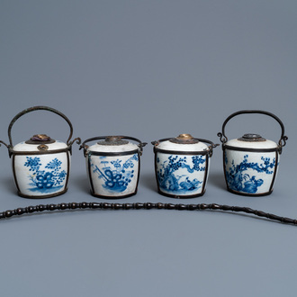 Vier Chinese blauw-witte 'Bleu de Hue' waterpijpen voor de Vietnamese markt, 19e eeuw