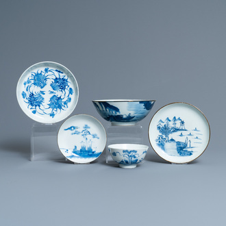 Drie Chinese blauw-witte 'Bleu de Hue' borden en twee kommen voor de Vietnamese markt, 19e eeuw