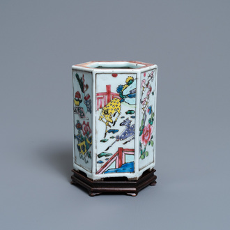 Een Chinese hexagonale famille rose penselenbeker met herten en antiquiteiten, Yongzheng
