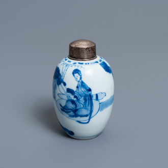 Een Chinese blauw-witte theebus met zilveren montuur, Kangxi