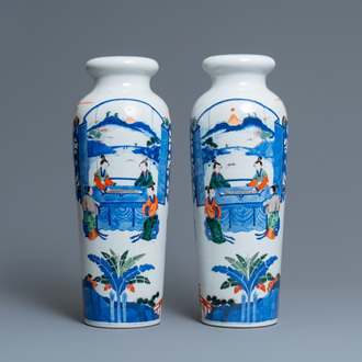 Een paar Chinese wucai rouleau vazen, 19e eeuw
