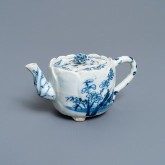 Een Chinese blauw-witte driepotige theepot in lotusvorm, Kangxi