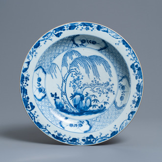 Een Chinese blauw-witte 'Drie vrienden van de winter' schotel, Yongzheng/Qianlong