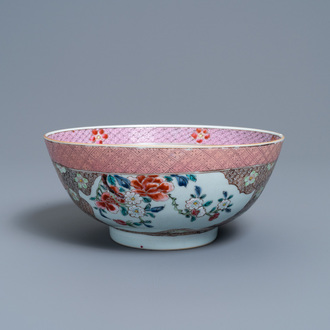 Een Chinese famille rose kom met artemisia medaillons, Qianlong