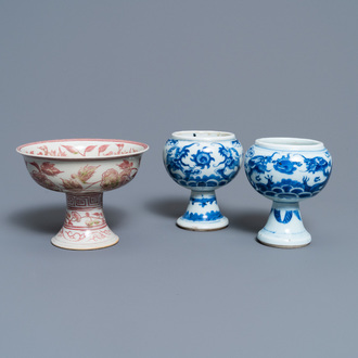 Een paar Chinese blauw-witte 'draken' stem cups en een koperrode, 19/20e eeuw
