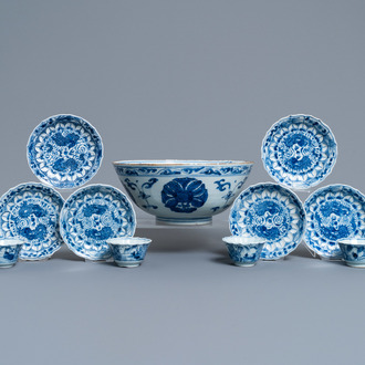Zes Chinese blauw-witte koppen, zes schotels en een kom, Ming en Kangxi