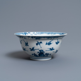 Een Chinese blauw-witte kom met twaalf eksters, Chenghua merk, Kangxi