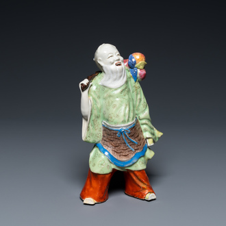 Een Chinese famille rose figuur van een onsterfelijke, Qianlong