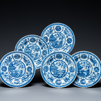 Vijf Chinese blauw-witte borden met 'zotjes', Kangxi