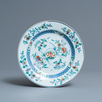 Een Chinees doucai bord, Kangxi