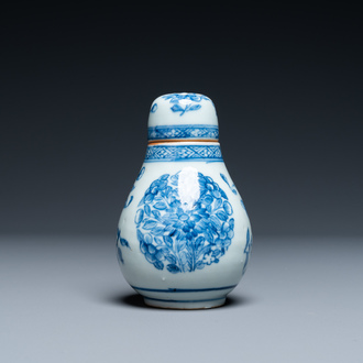 Een Chinese blauw-witte strooier met schroefdop naar Europees zilveren model, Qianlong