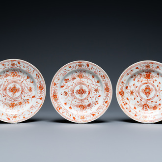 Drie Chinese ijzerrode en vergulde borden met floraal decor, Kangxi